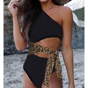 Roselypink Black Leopard One-Shoulder One-Piece